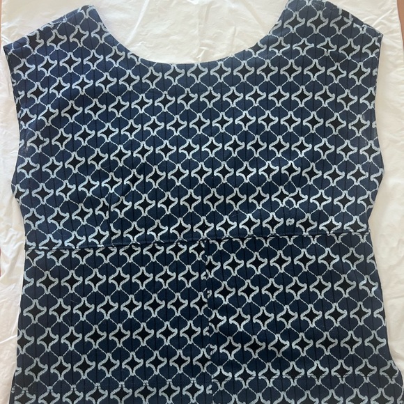 EUC Blue Geometric Jacquard Sleeveless Top - Picture 3 of 6